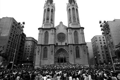 Fotografia da multidão em frente à Catedral da Sé, no centro de São Paulo, por ocasião do ato ecumênico em homenagem ao jornalista Vladimir Herzog
